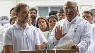 로크 사바 (Lok Sabha)의 야당 지도자 인 라훌 간디 (Rahul Gandhi)와 의회 회장 Mallikarjun Kharge 로크 사바 (Lok Sabha)의 야당 지도자 인 라훌 간디 (Rahul Gandhi)와 의회 회장 Mallikarjun Kharge