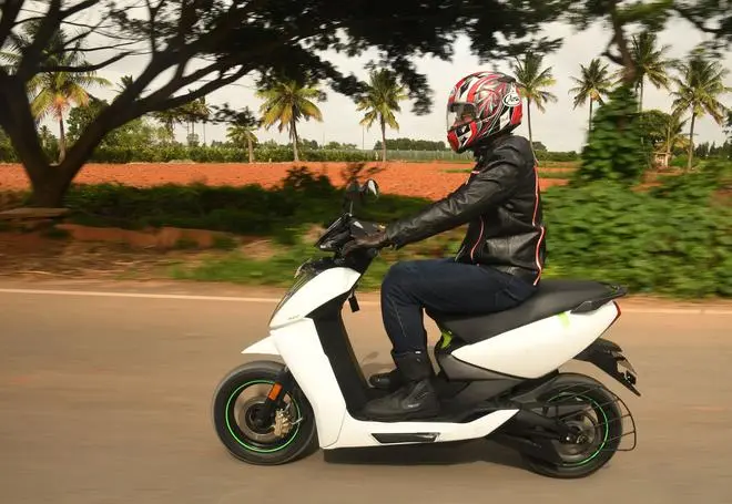The slightly retro, but very aerodynamic finish, with contrast elements for the rear mono-shock and the exposed frame parts, add to the charm of the e-scooter. The slightly retro, but very aerodynamic finish, with contrast elements for the rear mono-shock and the exposed frame parts, add to the charm of the e-scooter.