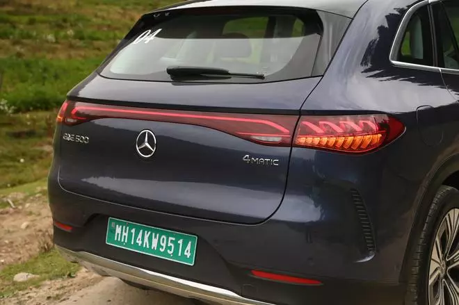 At the rear, the connected tail-lamps’ LED tubes sport a 3D helix pattern that delivers a very interesting high-tech imagery.