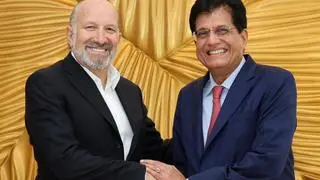 యు.ఎస్ యుఎస్ లో జరిగిన సమావేశంలో వాణిజ్య మరియు పరిశ్రమల మంత్రి యుఎస్ వాణిజ్య కార్యదర్శి హోవార్డ్ లుటోనిక్తో