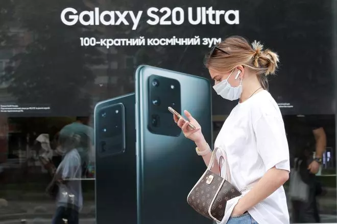 Samsung, the world’s largest producer of memory chips, smartphones and mobile displays, warned during its earnings call last month that the war, inflation and waning consumer demand made it immensely challenging to forecast the year ahead.