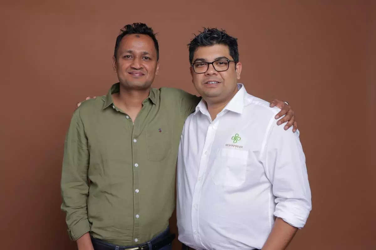 ReshaMandi Founders Mayank Tiwari and Saurabh Agrawal 