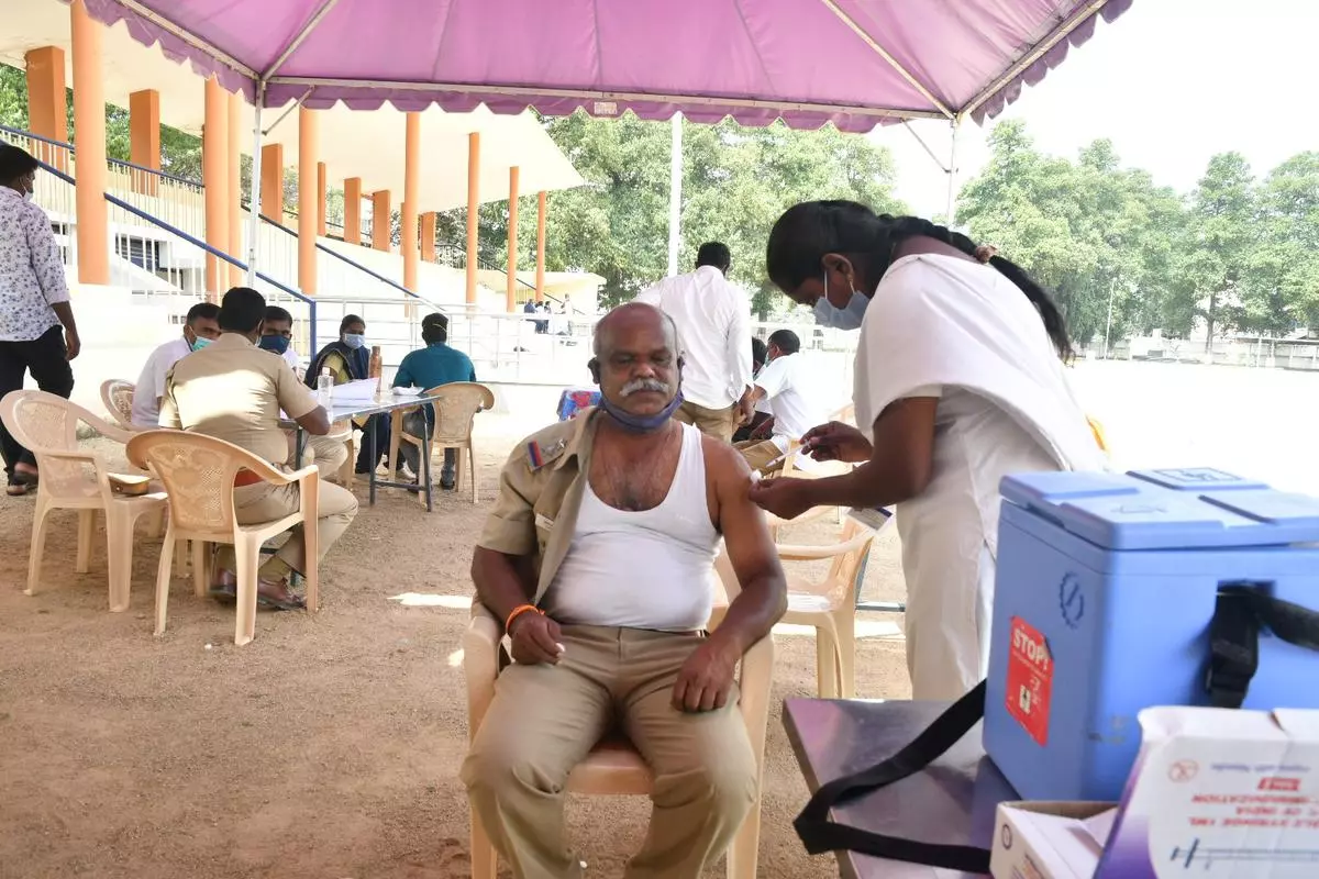 
VELLORE,TAMIL NADU: 17/01/2022: STANDALONE: Police personnel getting Covid -19  vaccine booster dose at Nethaji stadium in vellore on Monday.
Photo:  Venkatachalapathy C /The Hindu
