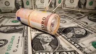 Greenback has decreased this year in the midst of Trump administration concerns, policies can cause a recession in the United States.