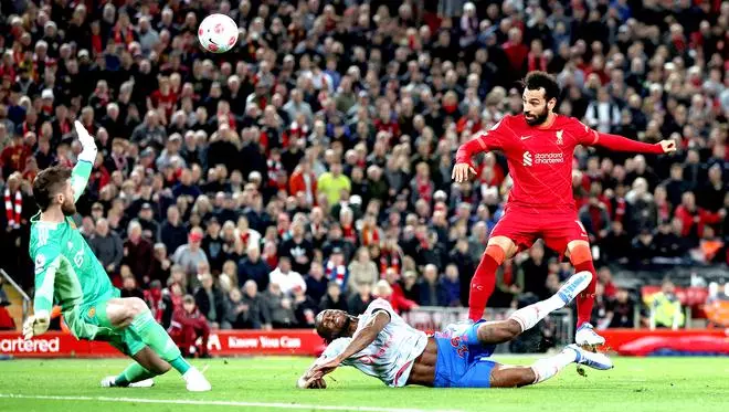 File foto Mohamed Salah dari Liverpool mencetak gol melawan Man United pada April 2022.