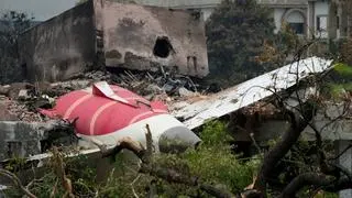 Reruntuhan yang menunjukkan bagian ekor Air India Boeing 787-8 digambarkan di daerah perumahan dekat bandara di Ahmedabad pada 14 Juni 2025, setelah pesawat beroperasi saat penerbangan 171 jatuh tak lama setelah lepas landas pada 12 Juni. Reruntuhan yang menunjukkan bagian ekor Air India Boeing 787-8 digambarkan di daerah perumahan dekat bandara di Ahmedabad pada 14 Juni 2025, setelah pesawat beroperasi saat penerbangan 171 jatuh tak lama setelah lepas landas pada 12 Juni.