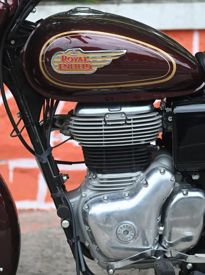 The teardrop 13-litre fuel tank with gold pinstripe; that legendary hand-drawn pair of thick and thin gold pinstriping is a Bullet signature and RE made sure that it continues the tradition of hand-painting for the 2023 Bullet too. The teardrop 13-litre fuel tank with gold pinstripe; that legendary hand-drawn pair of thick and thin gold pinstriping is a Bullet signature and RE made sure that it continues the tradition of hand-painting for the 2023 Bullet too.