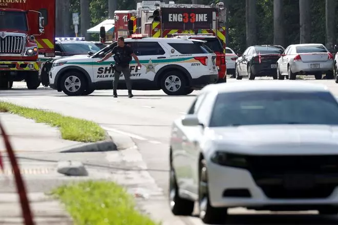 Un agente de policía hace un gesto mientras investiga los informes de disparos realizados fuera del campo de golf Trump International del candidato presidencial republicano y expresidente estadounidense Donald Trump en West Palm Beach, Florida, EE. UU., el 15 de septiembre de 2024. REUTERS/Marco Bello