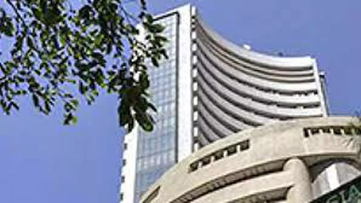 Topsy-turvy Sensex dips 800 points on consistent profit-booking