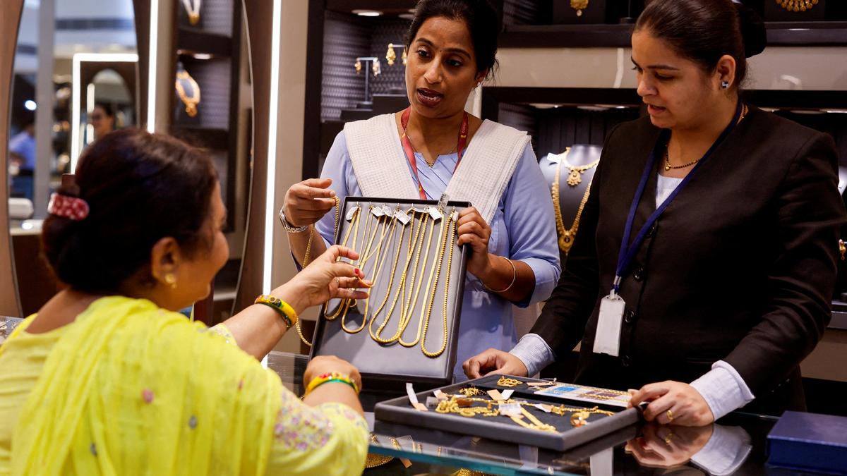 Diwali Celebrations Drive Record Sales Growth for PN Gadgil Jewellers article image