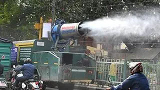 File picture: Delhi breathed 'very poor' air on Friday (November 21, 2025) as the Air Quality Index (AQI) was recorded at 370, a marginal drop from 391 the day before, according to the Central Pollution Control Board (CPCB). Earlier, officials predicted that the air quality could slip into the 'severe' category, in New Delhi on Friday.  