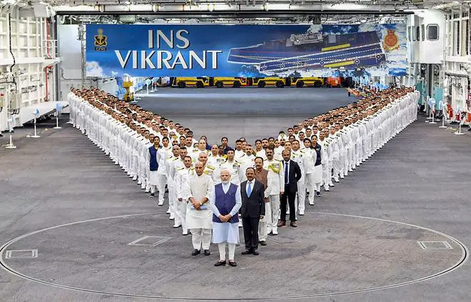 प्रधानमंत्री नरेंद्र मोदी शुक्रवार को कोच्चि में कोचीन शिपयार्ड लिमिटेड में स्वदेश में डिजाइन और निर्मित पहले विमानवाहक पोत आईएनएस विक्रांत के कमीशनिंग समारोह के दौरान प्रधानमंत्री नरेंद्र मोदी शुक्रवार को कोच्चि में कोचीन शिपयार्ड लिमिटेड में स्वदेश में डिजाइन और निर्मित पहले विमानवाहक पोत आईएनएस विक्रांत के कमीशनिंग समारोह के दौरान