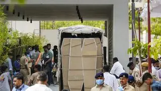 Peti mati kosong dibawa di kamar mayat Rumah Sakit Sipil, di Ahmedabad, Gujarat. Penerbangan Air India yang terikat di London, Dreamliner Boeing 787 (AI 171) dengan 242 orang di dalamnya, menabrak asrama medis dan kompleks kantinnya di daerah Meghaninagar pada Kamis sore, beberapa saat setelah lepas landas dari Bandara Internasional Sardar Vallabhbhai Patel. Peti mati kosong dibawa di kamar mayat Rumah Sakit Sipil, di Ahmedabad, Gujarat. Penerbangan Air India yang terikat di London, Dreamliner Boeing 787 (AI 171) dengan 242 orang di dalamnya, menabrak asrama medis dan kompleks kantinnya di daerah Meghaninagar pada Kamis sore, beberapa saat setelah lepas landas dari Bandara Internasional Sardar Vallabhbhai Patel.