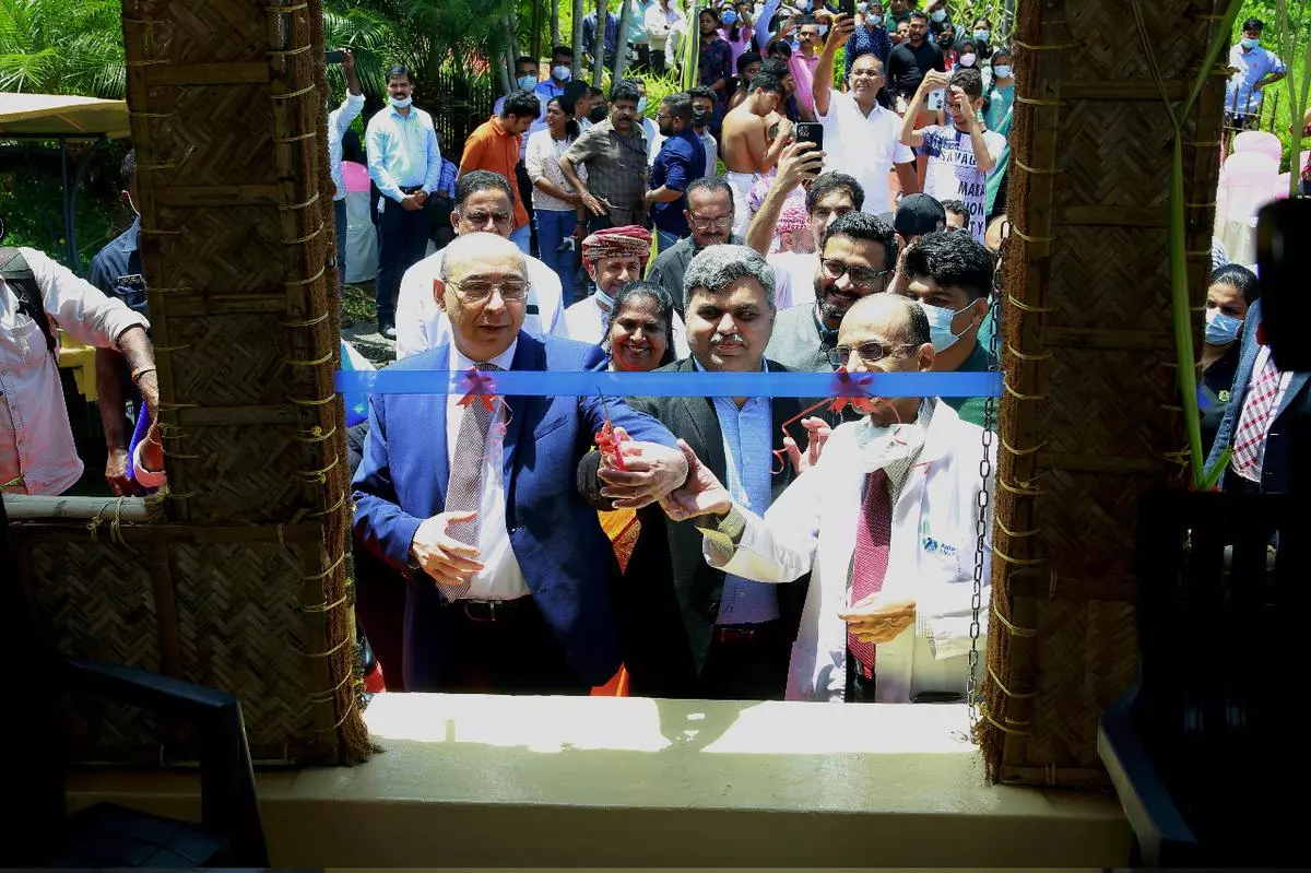 Ambassador of Azerbaijan, Ashraf Shikhaliyev inaugurated the houseboat. Also seen in the picture is Farhan Yasin, Regional Director of Aster Hospitals, Kerala & Oman Cluster; V Narayanan Unni, Senior Consultant–Nephrology, and other staff members of the hospital,.