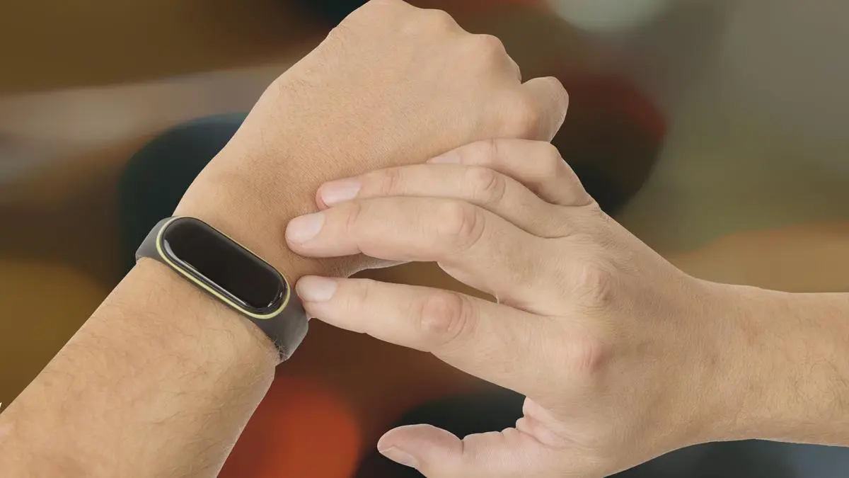 Looking for a screenless wellness tracker?