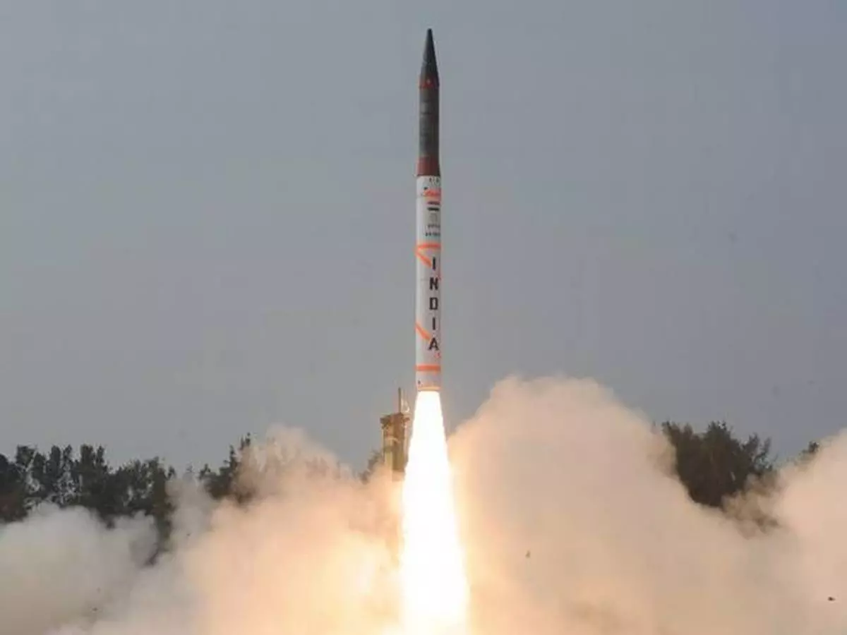 Баллистическая ракета тема. Агни 5 ракета. Баллистическая ракета Агни-2. Ракета Агни-3. Баллистическая ракета Индии Шаурья.