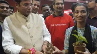 Srija, who developed a biodegradable flower pot at the age of 14, presents a Ganesh idol made of groundnut shells to D. Sridhar Babu, Minister for IT and Industries, Telangana, at the August Fest 2025 on Saturday. Kiran M, Founder of August Fest, is at the centre.