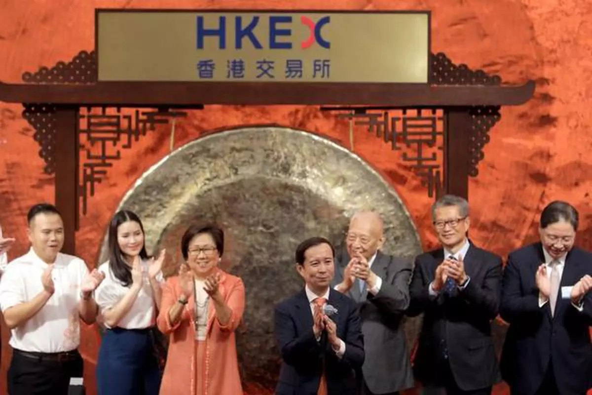 Daniel Zhang, chairman and chief executive officer of Alibaba Group Holding Ltd, center, applauds during Alibaba Group Holding Ltd's listing ceremony at the Hong Kong Stock Exchange in Hong Kong, China, on Tuesday.
