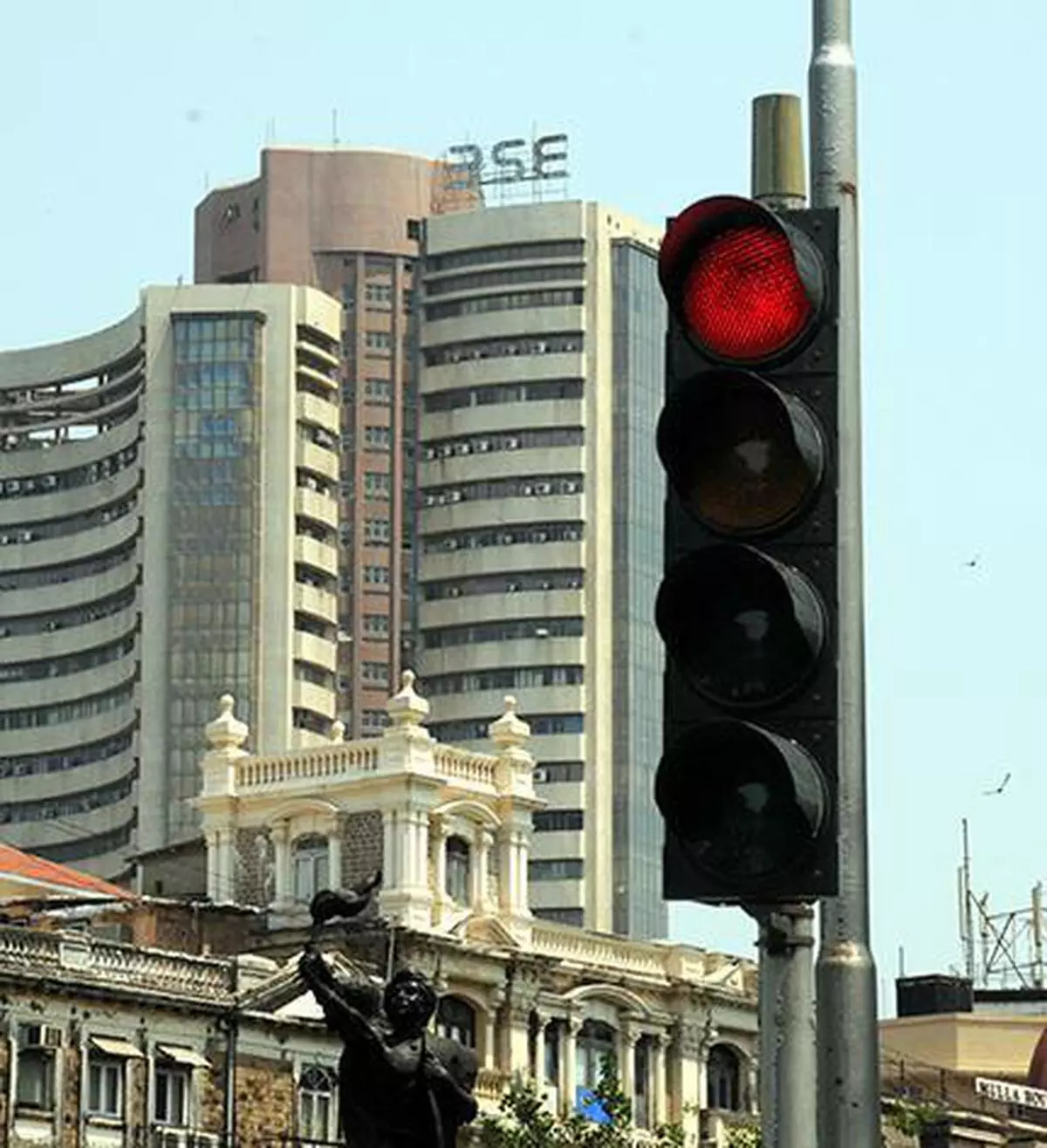 MUMBAI, MAHARASHTRA, 06/05/2015: A traffic signal in the foreground of the Bombay Stock Exchange on Dalal Street seems to reflect the mood of the stock markets in Mumbai on April 06, 2015 as the BSE Sensex was down by 722 points. Photo: Paul Noronha