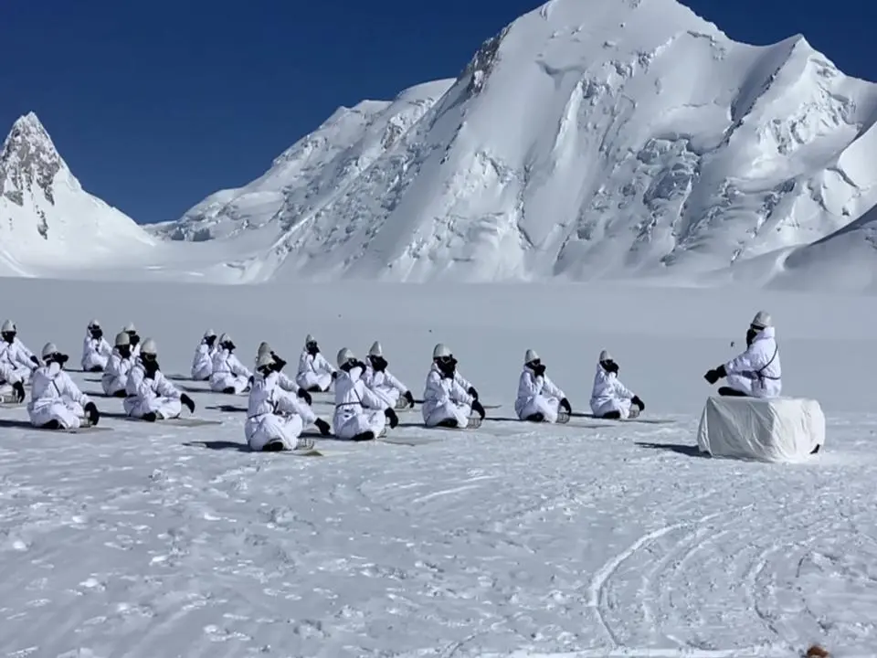 Army%20performing%20yoga