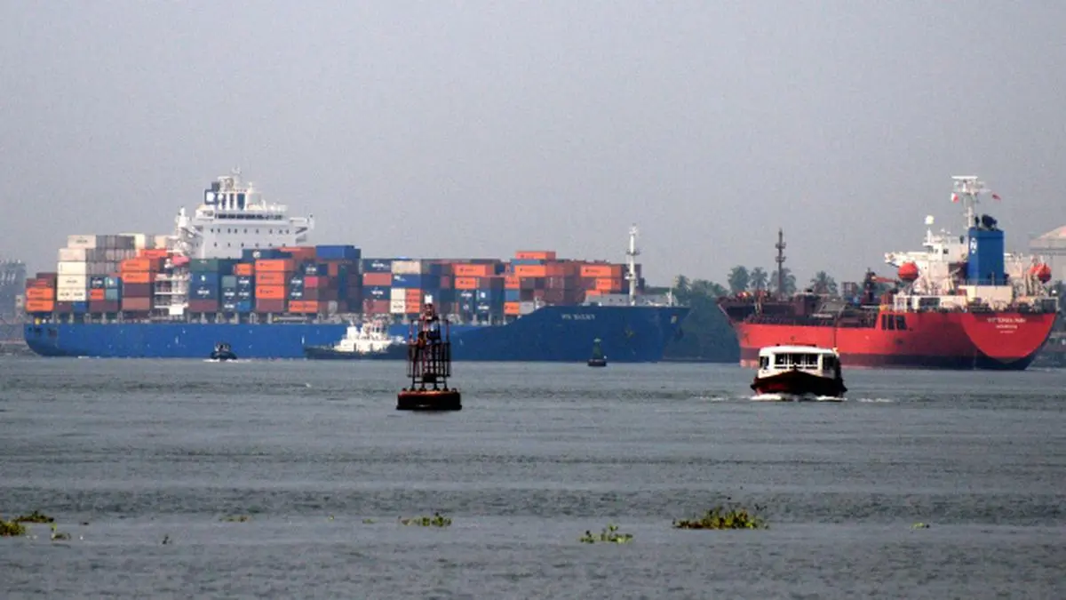 Light dues Container lines to knock at Ministry’s doors The Hindu