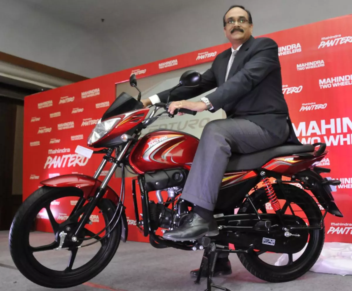 Mahindra two hot sale wheelers 125cc