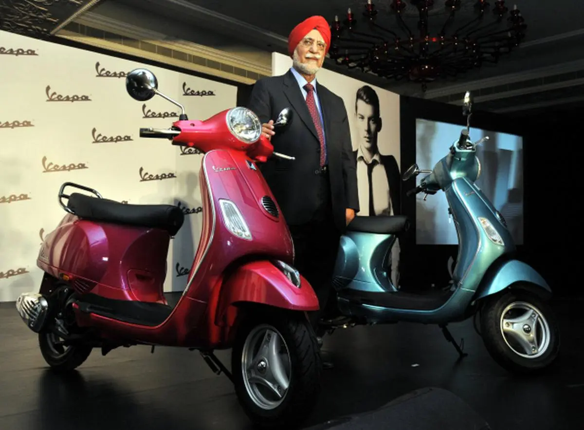 Read Latest News and Updates on Piaggio Vespa 946 2023 - carandbike