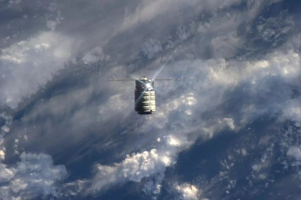 Cygnus approaches the International Space Station. (Image Credit: NASA)