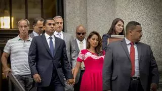 Former SAC Capital Advisors portfolio manager Mathew Martoma (C) exits the U.S. District Court for the Southern District of New York with his wife Rosemary (center R ), following sentencing for insider trading, in Lower Manhattan September 8, 2014.  Martoma, a former portfolio manager at billionaire Steven A. Cohen's SAC Capital Advisors LP hedge fund, was sentenced on Monday to nine years in prison for engaging in what authorities called the most lucrative insider trading scheme in U.S. history. REUTERS/Brendan McDermid (UNITED STATES - Tags: BUSINESS CRIME LAW)