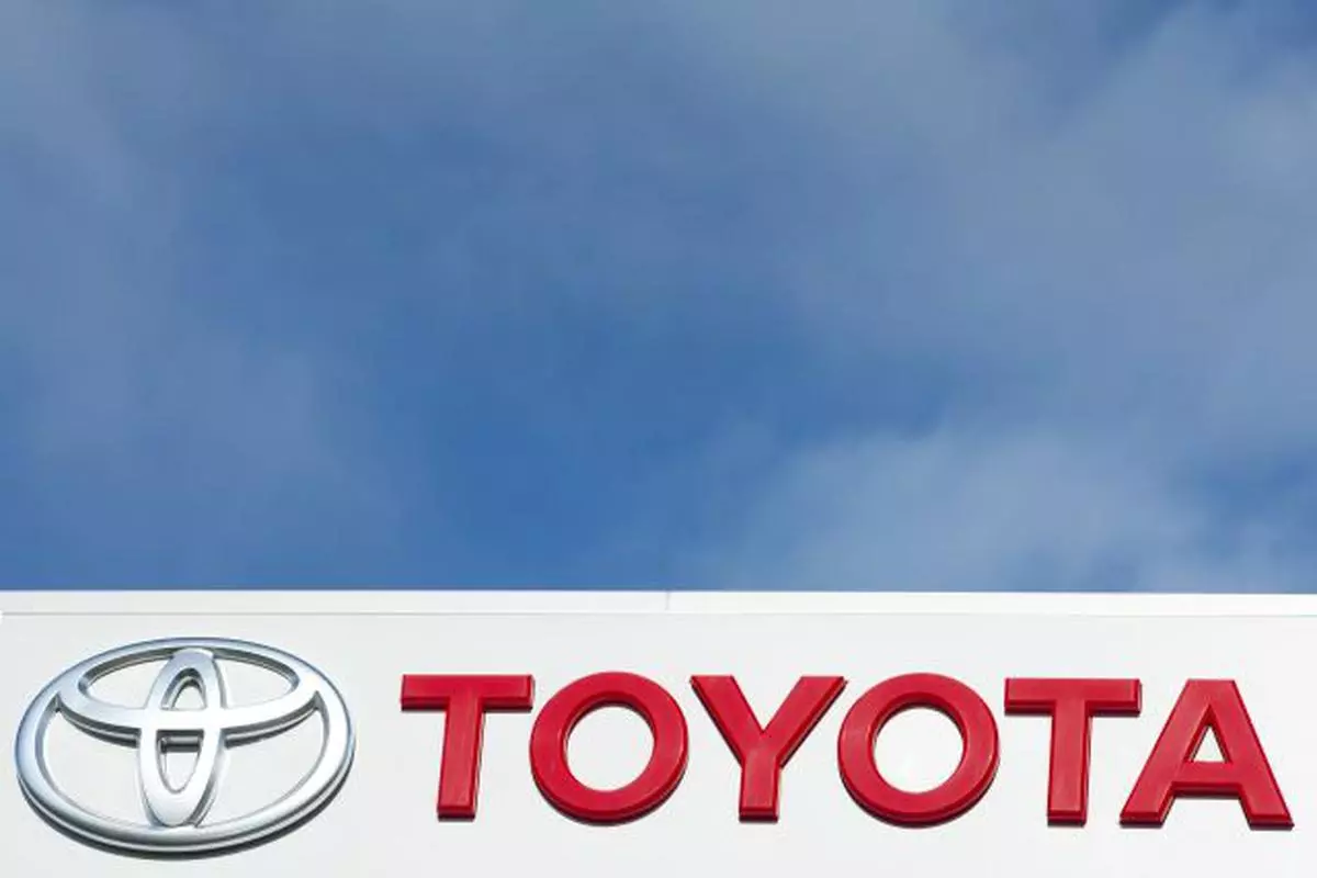 A Toyota logo is pictured at a dealership in Crissier near Lausanne February 7, 2010. Toyota, which has recalled more than 8 million vehicles around the world for problems with unintended acceleration, has decided to recall its new Prius hybrid in Japan to fix a braking software glitch, a dealer said Sunday. REUTERS/Valentin Flauraud (SWITZERLAND - Tags: TRANSPORT BUSINESS)
