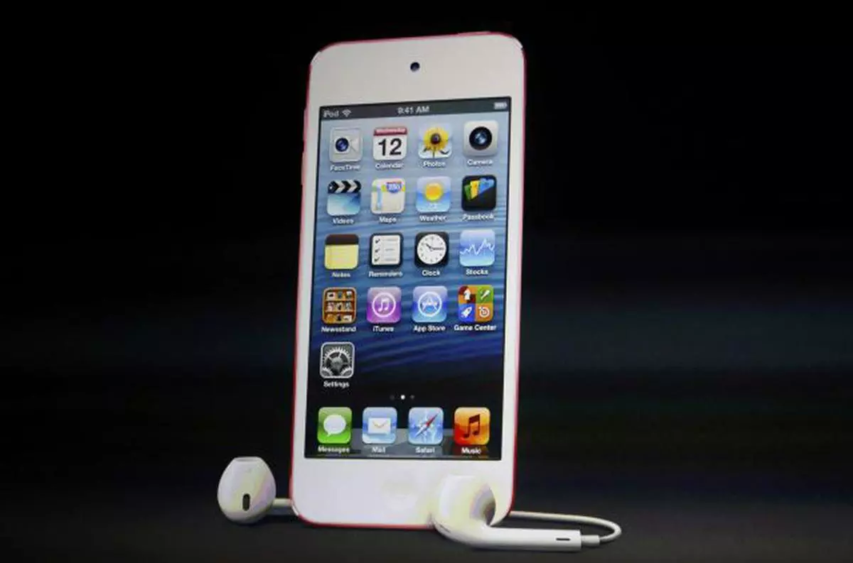 The refreshed iPod Touch with new earpods is introduced during Apple Inc.'s iPhone media event in San Francisco, California September 12, 2012.    REUTERS/Beck Diefenbach (UNITED STATES  - Tags: SCIENCE TECHNOLOGY BUSINESS)  