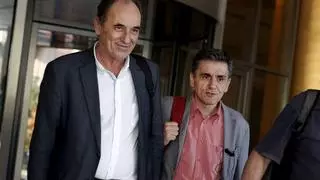 Greek Economy Minister George Stathakis (L) and Finance Minister Euclid Tsakalotos leave a hotel following an overnight meeting with representatives of the International Monetary Fund, the European Commission, the European Central Bank and the eurozone's rescue fund, the European Stability Mechanism in Athens, August 11, 2015. Greece and its international lenders clinched a multi-billion-euro bailout agreement on Tuesday after marathon talks through the night, officials said, raising hopes aid can be disbursed in time for a major debt repayment falling due in days.  REUTERS/Alkis Konstantinidis