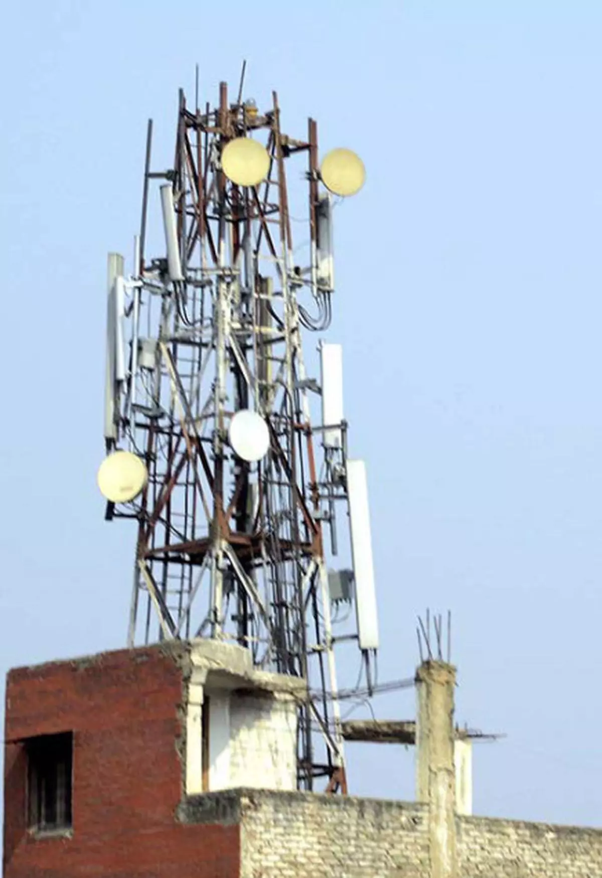 BL04_ECON_MOBILE_TOWERS_
