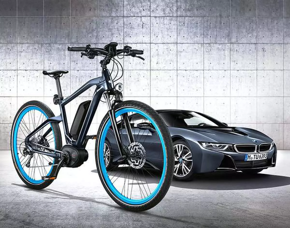 Автомобиль байк производитель. BMW Cruise e-Bike. Электровелосипед BMW Cruise e-Bike. BMW Cruise m Bike. Электрический велосипед BMW x6.