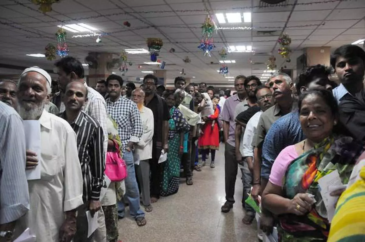 Long serpentine queues at bank branches for 3rd straight day - The