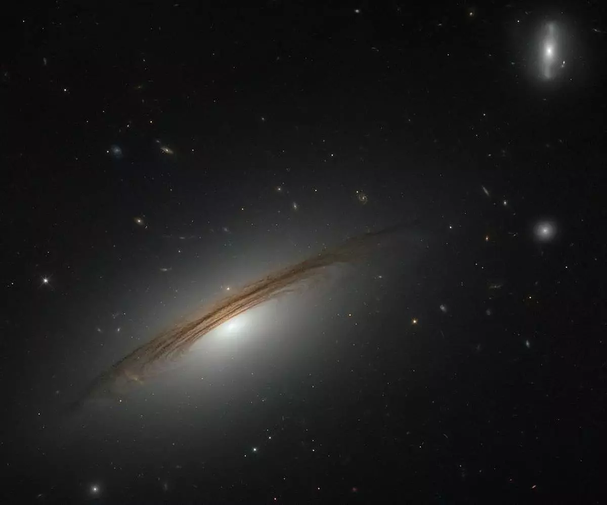 Hubble captures massive galaxy 400 million light-years away - The Hindu