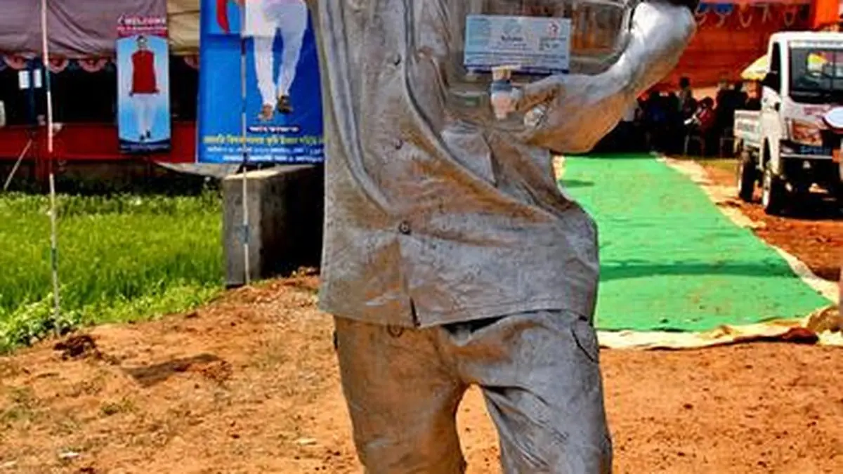 Body art, India, folk culture, Behrupiya, human statue The Hindu