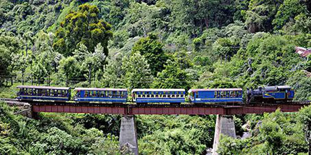 UDHAGAMANDALAM, TAMIL NADU, 12/05/2015: The Niligiri Mountain Train coming towards Coonoor from Mettupalayam with four coaches at Kattari Bridge.
Photo: M. Sathyamoorthy