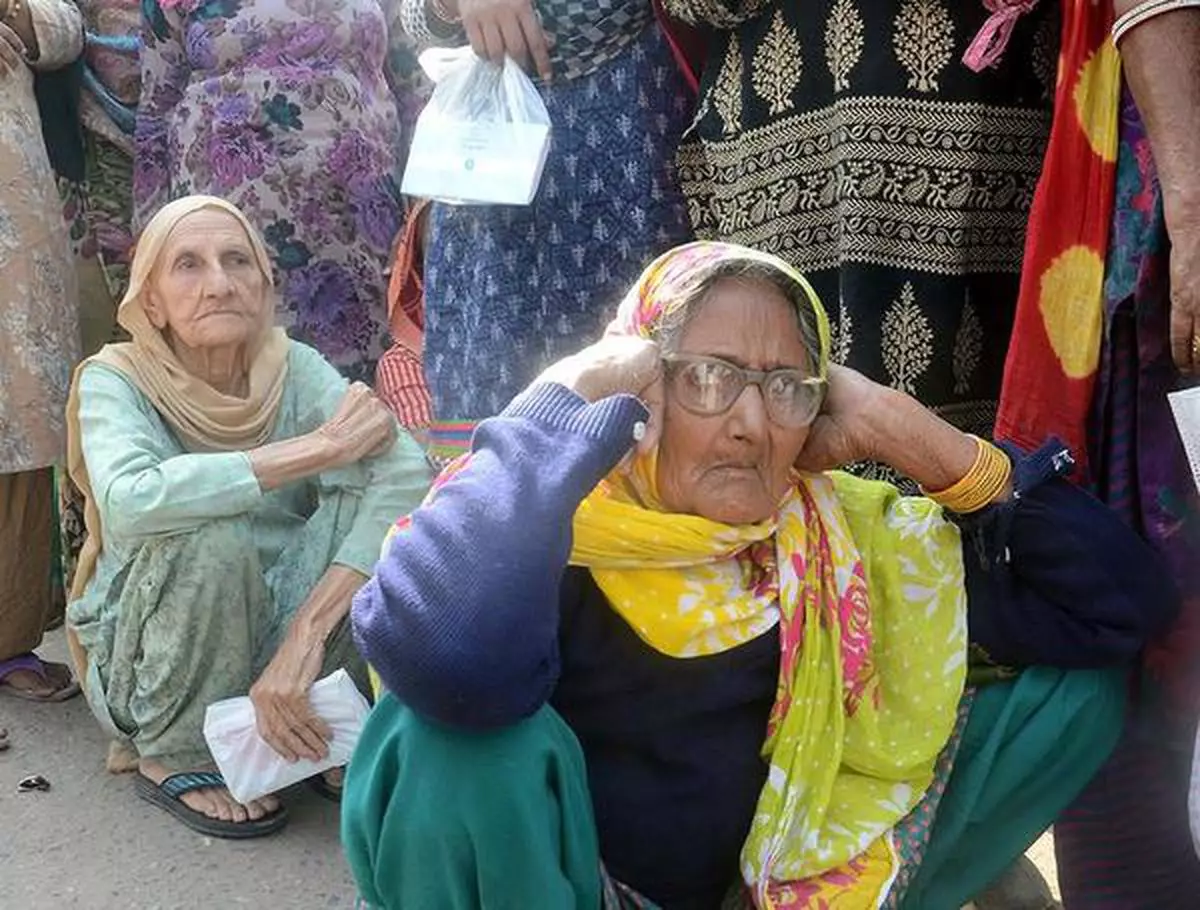 NEW DELHI, 21/11/2016: Senior citizens queue up with old notes outside a SBI branch, in New Delhi on Monday. 
Photo: Sushil Kumar Verma