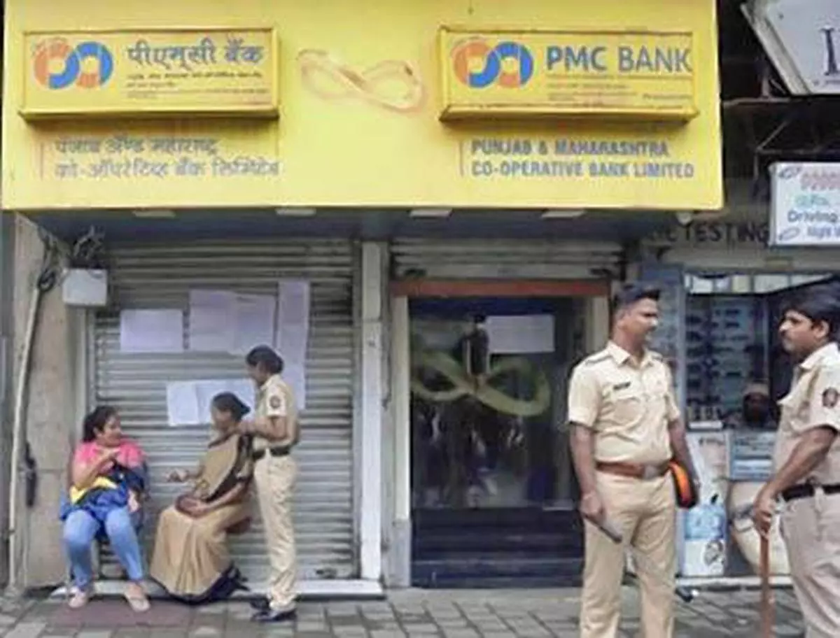 Mumbai 25/09/2019: Chaos continues. Police step up police security at Fort Branch of Punjab and Maharashtra Co-Operative Bank (PMC Bank) branch in Mumbai on September 25, 2019. PHOTO: Emmanual Yogini