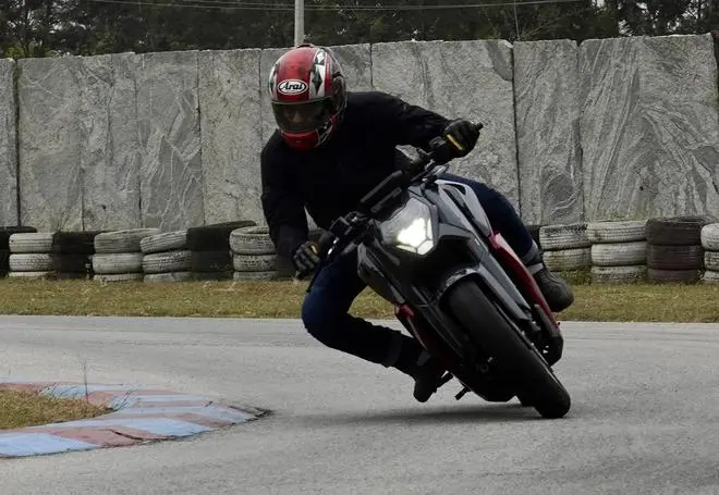 The F77’s design places it squarely in the sports category with its rear-set contoured split seat and committed riding posture The F77’s design places it squarely in the sports category with its rear-set contoured split seat and committed riding posture