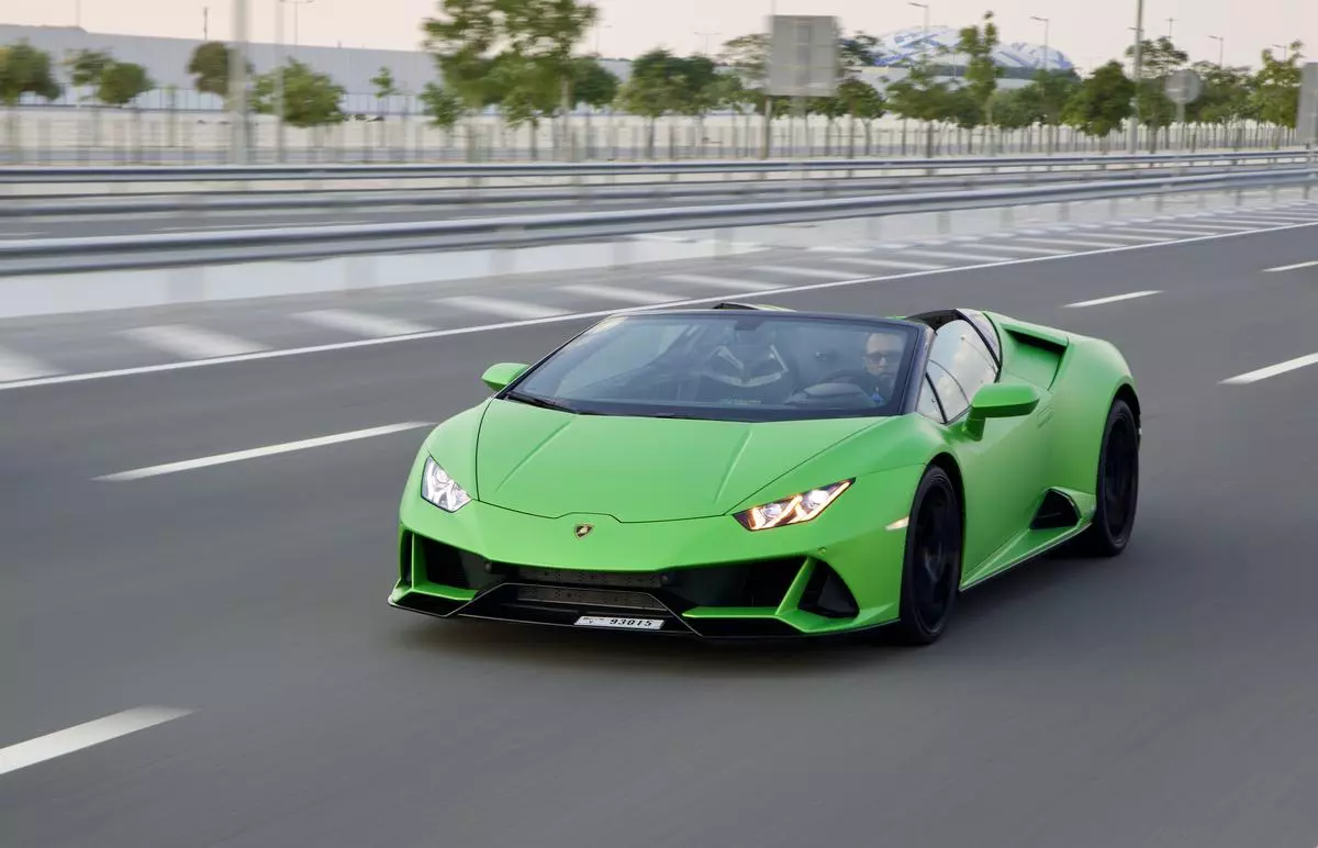 Huracan Evo Spyder was has a mid-rear engine position with an output of 640 PS and offers four-wheel drive