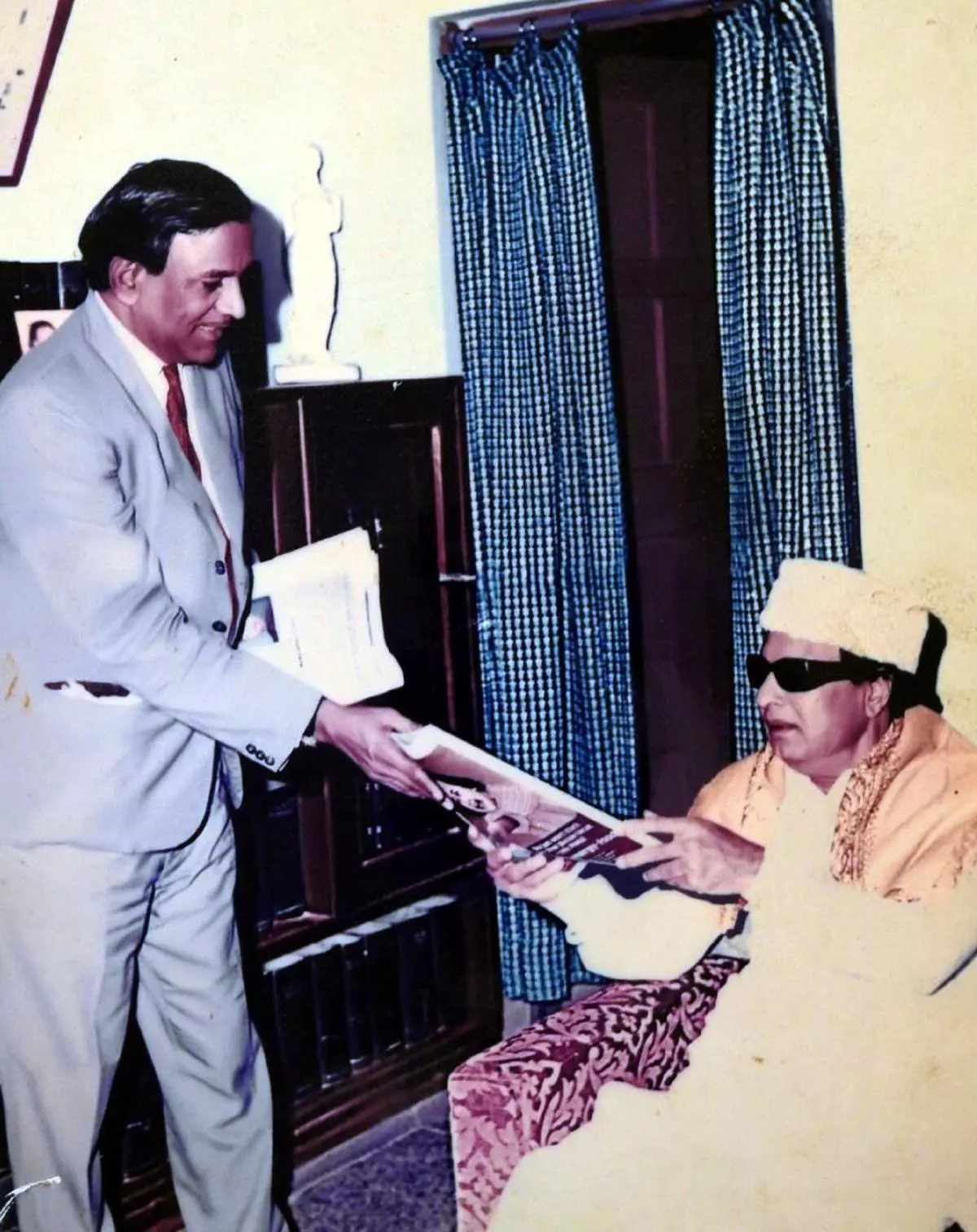 K Mayathevar, first MP of AIADMK, with former chief minister MG Ramachandran