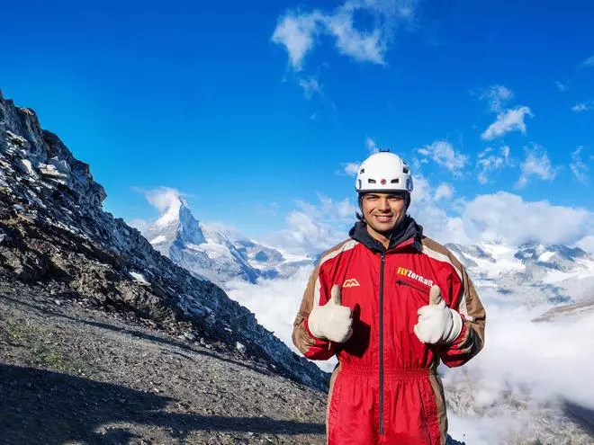 Freundschaftsbotschafter Neeraj Chopra mit den Schweizer Alpen im Hintergrund - LR