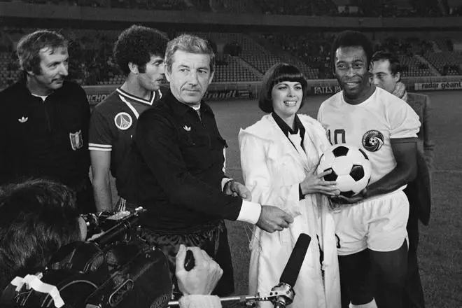 September 14, 1976: French singer Mireille Mathieu (C), designer Daniel Hechter (Rear R) stand with Brazilian player Pele and Algerian forward Mustapha Dahleb (2-L) after making a ceremonial kick off during a match between the New-York Cosmos and Paris Saint-Germain at the Parc des Princes in Paris. September 14, 1976: French singer Mireille Mathieu (C), designer Daniel Hechter (Rear R) stand with Brazilian player Pele and Algerian forward Mustapha Dahleb (2-L) after making a ceremonial kick off during a match between the New-York Cosmos and Paris Saint-Germain at the Parc des Princes in Paris.