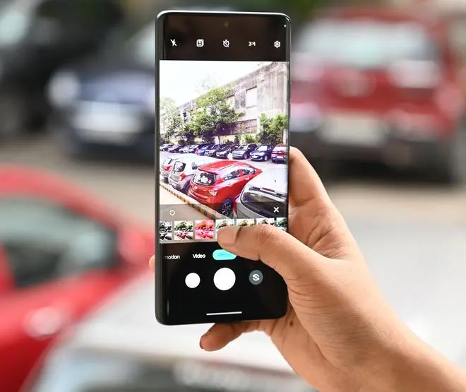 The Moto Edge 50 sports a 6.7-inch pOLED “Endless Edge” display with a resolution of 2712x1220 pixels The Moto Edge 50 sports a 6.7-inch pOLED “Endless Edge” display with a resolution of 2712x1220 pixels
