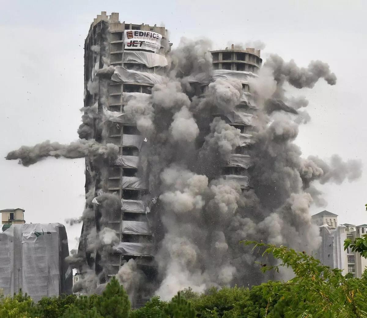 A controlled implosion demolishes the 100-meter-high residential ‘Twin Towers’ in Noida, Uttar Pradesh (Kamal Narang)