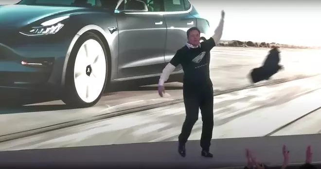 A poor quality deepfake video of tech billionaire Elon Musk dancing