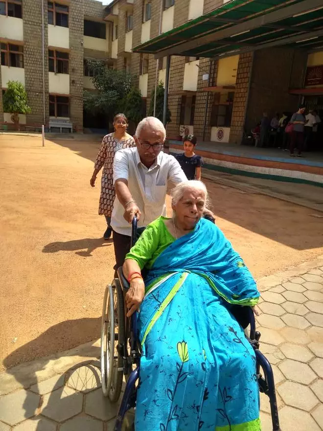 84 वर्षीय नागलक्ष्मी ने 10 मई को मल्लेश्वरम निर्वाचन क्षेत्र, बेंगलुरु में केंद्रीय विद्यालय में मतदान किया।