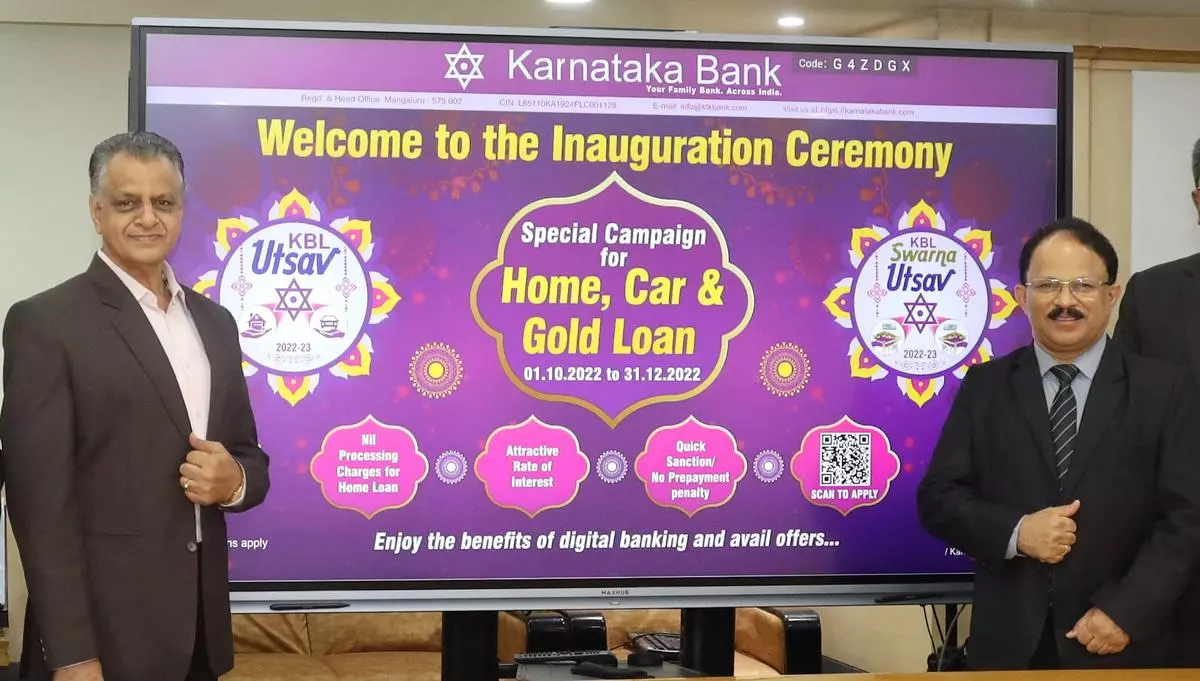 Mahabaleshwara MS (left), Managing Director and Chief Executive Officer of Karnataka Bank, at the launch of ‘KBL Utsav 2022-23’ in Mangaluru on Saturday